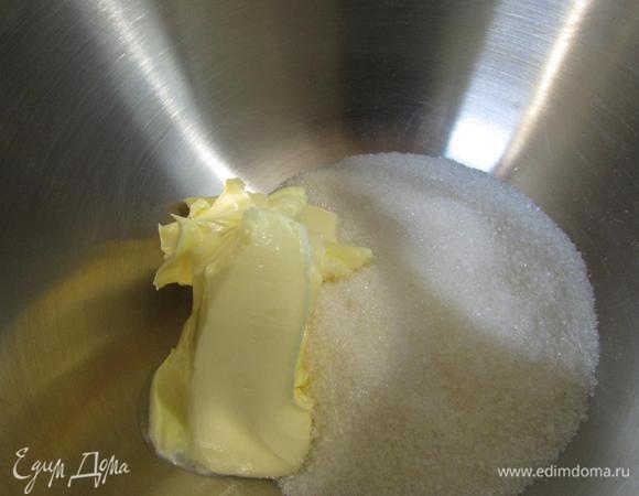 В чашу блендера положить сахар и размягченное сливочное масло. Взбить до консистенции крема. Затем по одному добавить яйца, хорошо взбивая после каждого. Добавить ванильную эссенцию (у меня ванилин — 1 пакетик) и еще раз взбить.