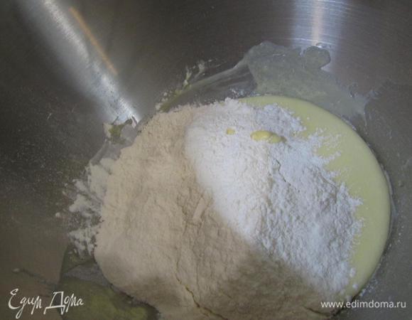Половину просеянной муки смешать с содой и разрыхлителем. Добавить к масляному крему. И вымесить до однородности.