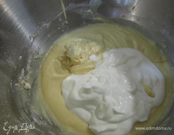 Добавить сметану, перемешать.