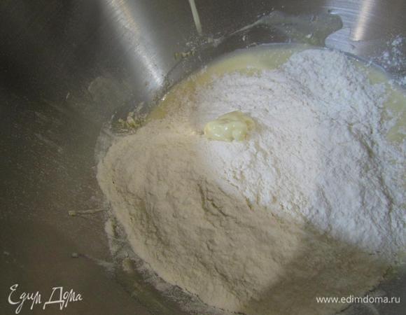 Затем добавить оставшуюся муку и еще раз вымесить. Ванильное тесто готово!