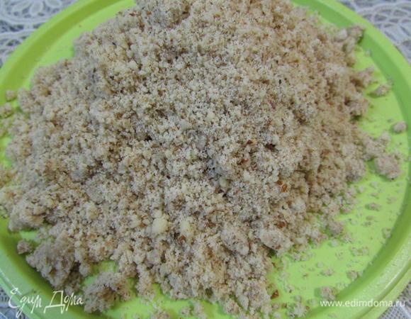 Приготовить чайное тесто. Миндаль смолоть в муку.