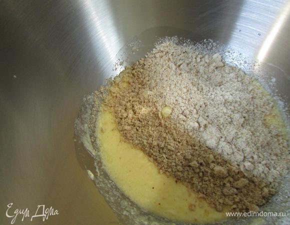 Добавить миндаль и перемешать.