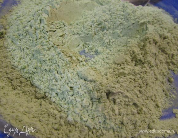 В отдельной миске смешать половину просеянной муки, соду, разрыхлитель и чай матча. Тщательно перемешать.