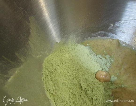 Мучную смесь соединить с миндальной массой.