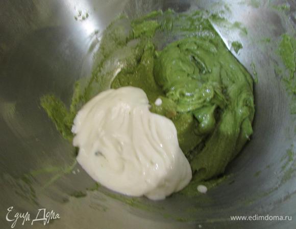 Добавить сметану, перемешать.
