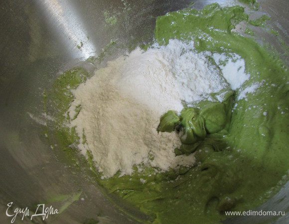 Затем всыпать оставшуюся муку и снова все хорошо перемешать. Чайное тесто готово.