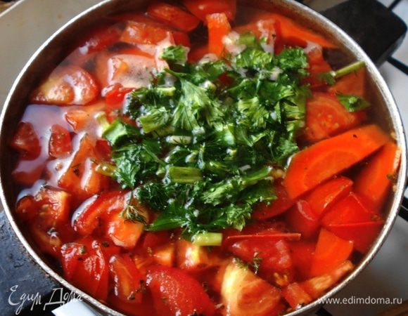 Кладем картофель нарезанный так же, как морковь, после закипания варим на медленном огне, снимая пену минут 15. Кто нарезал куски рыбы, кладет их и помидоры, желательно без кожицы и конкассе, последний раз снимаем пену, солим, перчим, добавляем зелень и выключаем. Томим 10 — 15 минут. Кто не добавлял рыбу, может подавать со сметаной.