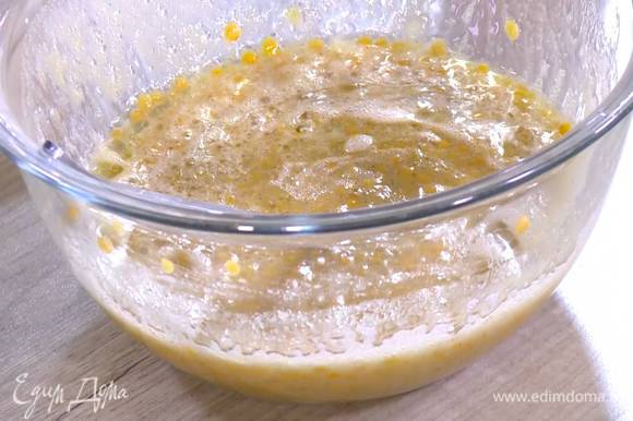 Отваренную чечевицу соединить с яблочным пюре, добавить яйцо, сахар и мед, влить соевое молоко, ванильный экстракт, оливковое масло и все перемешать.