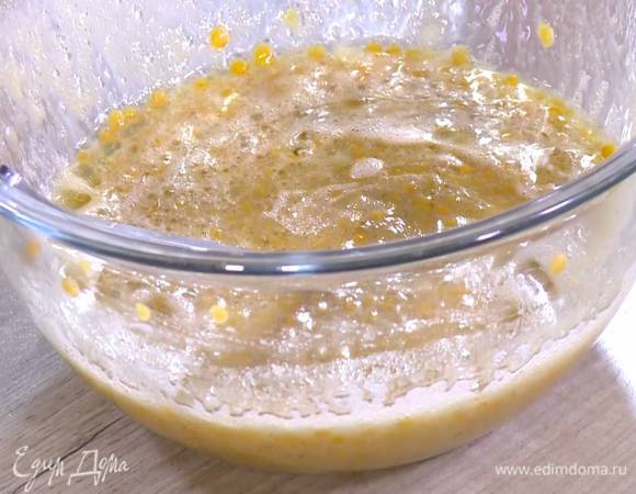 Отваренную чечевицу соединить с яблочным пюре, добавить яйцо, сахар и мед, влить соевое молоко, ванильный экстракт, оливковое масло и все перемешать.