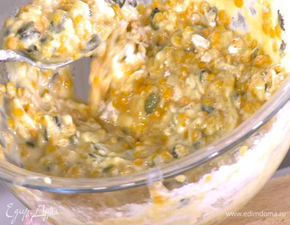 Чечевичную массу соединить с мукой и все вымешать.