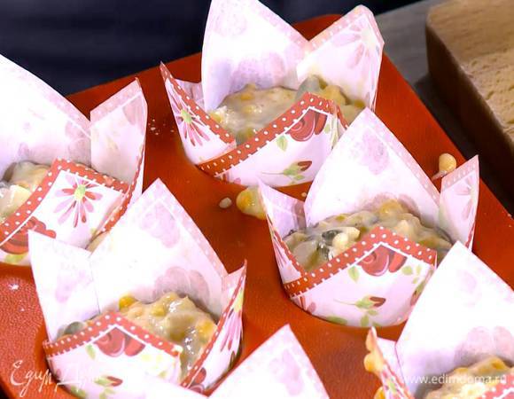 В формы для маффинов поместить бумажные вкладыши и выложить тесто.