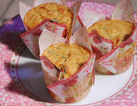 Выпекать маффины в разогретой духовке 20 минут.