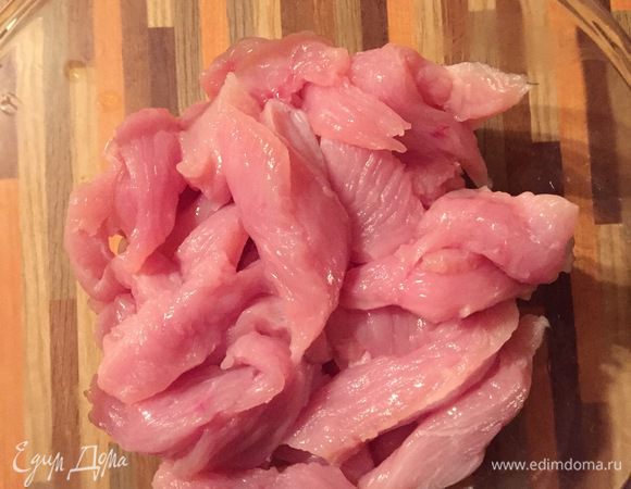 Нарезать филе индейки небольшими кусочками. 