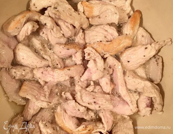 В сковороду добавьте оливковое масло и хорошо разогрейте. Кусочки индейки выложить в сковороду, поперчить, перемешать, чтобы немного подрумянились. Затем огонь чуть уменьшить.