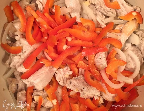 Добавить в сковороду лук, болгарский перец и чеснок, тщательно перемешать. Потушить 5 мин.