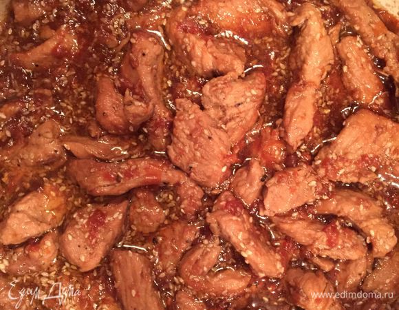 По истечении времени добавить в сковороду мед. Когда он расплавится, всыпать кунжутные семечки, перемешать, тушить мин 5 — 7 до полной готовности. Подавайте индейку с рисовой или гречневой лапшой.