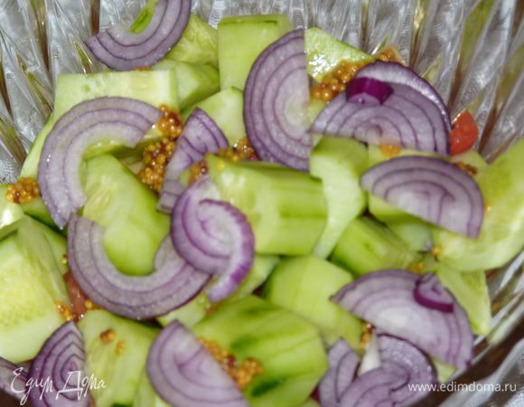 Лук нарезать полукольцами, добавить в салат.