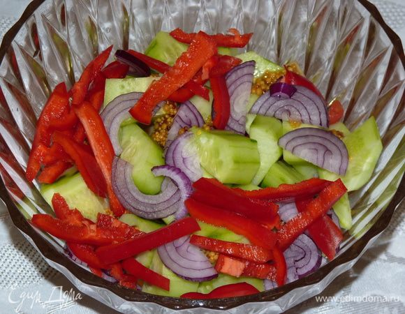 Болгарский перец нарезать соломкой, добавить в салат. Посолить по вкусу (тут следует учесть,  что ветчина и сыр уже содержат соль). Перемешать все ингредиенты. Полить растительным маслом, я бы посоветовала тыквенное масло от Biolio — его изумительный цвет как нельзя лучше подойдет к этому салату, плюс — оно очень полезное!