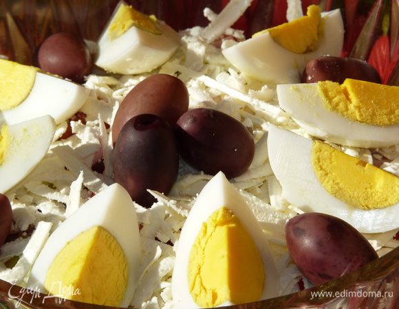 Брынзу натереть на крупной терке, посыпать сверху. Украсить маслинами и четвертинками яиц. Маслины можно заменить маринованными шампиньонами.