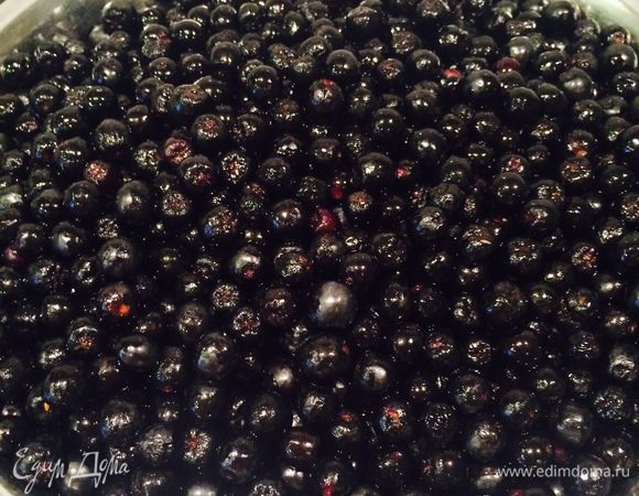 Подготавливаем ягодки. Очищаем от веточек, листочков и сухих ягодок. Промываем.
