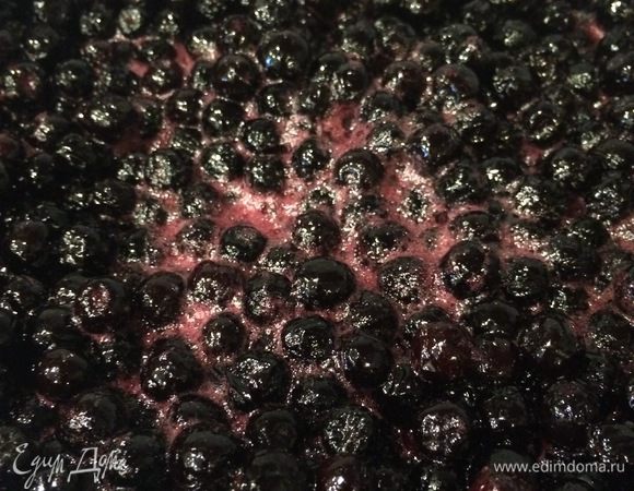 Возвращаем варенье на огонь. Доводим до кипения, уменьшаем огонь и варим еще 15 минут.