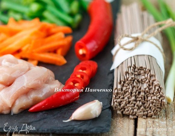 Филе индейки нарезать брусочками, морковь и стручковую фасоль — крупной соломкой, перец — колечками.