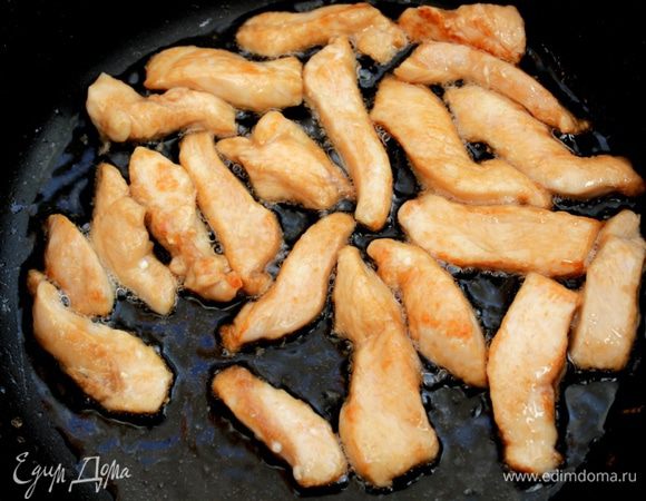 Раскалить сковороду и обжарить мясо в течение 2–3 минут до золотистой корочки. Переложить кусочки и на этой же сковороде быстро обжарить морковь и фасоль.