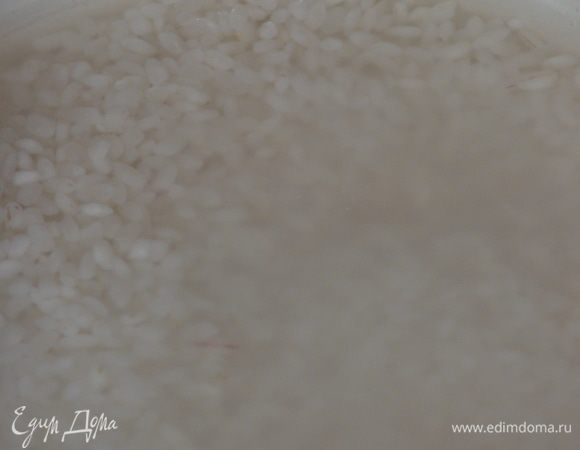 Промойте рис и залейте крутым кипятком на 10 — 15 минут.