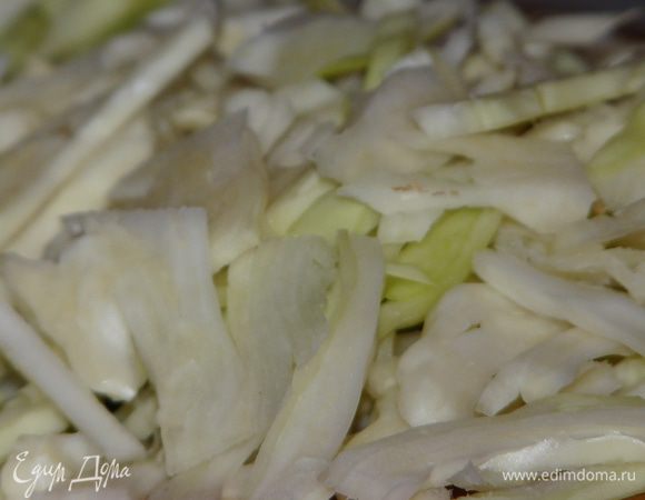 Далее морковь натрите на терке и нарежьте репчатый лук мелкими кубиками. Свежую капусту мелко нашинкуйте.