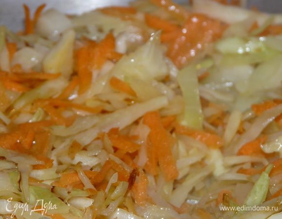 Возьмите сковороду, добавьте немного подсолнечного масло и обжарьте капусту с морковью. Далее переложите в кастрюлю.