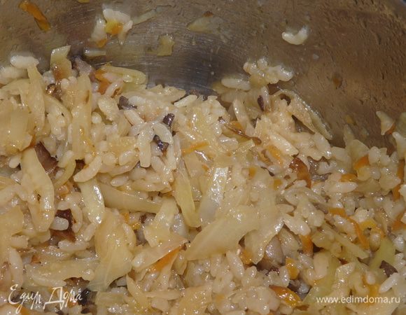 Тушите под крышкой до полной готовности. После выключите и оставьте доходить, когда остынет, можно подавать к столу, предварительно украсив зеленью. 