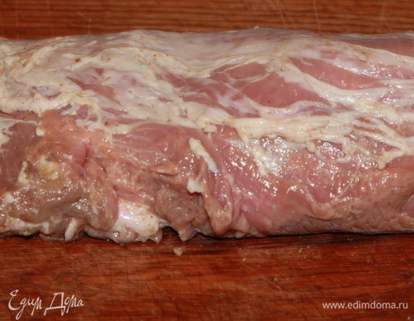 Свиное филе очищаем от жира, моем и высушиваем бумажными полотенцами. Хорошо присыпаем филе сухой горчицей, помещаем в судок, затягиваем пленкой и отправляем в холодильник на 12 часов. По истечении этого времени филе хорошо промываем под проточной водой, снова высушиваем бумажными полотенцами. Затем берем длинный острый нож и делаем прокол вдоль волокон по всей длине.