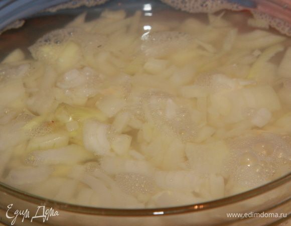 Лук режем кубиком, складываем в миску и заливаем минут на 20 кипятком. Это нужно сделать для того, чтобы избавиться от ненужного запаха и горечи.