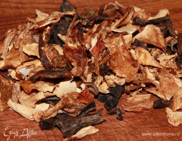 Грибы измельчаем доступным способом: рвем, ломаем или режем. Сливаем воду с лука и смешиваем лук с грибами, добавляем соль и перец. Всем этим начиняем филе. Затем филе смазываем растительным маслом и помещаем в форму для запекания. Духовку разогреваем до 200°С, на дно духовки ставим емкость с водой. Отправляем филе в духовку на 1,5 часа. 30 минут запекаем при 200°С, через 30 минут снижаем температуру до 180°С и запекаем еще 30 минут. По истечении этого часа убираем воду из духовки и подсушиваем филе еще 30 минут. Вынимаем из духовки, остужаем, нарезаем и подаем.