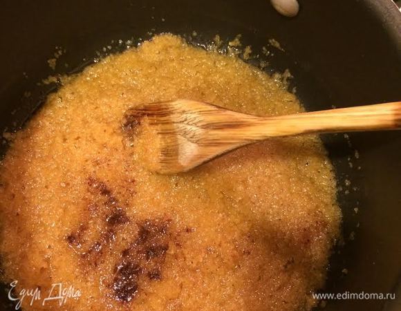 Духовку нагреть до 165°С. Форму (диаметр 20 см) слегка смазать маслом. Начинка: на медленном огне растопить сливочное масло, добавить сахар, перемешать и дать закипеть. Снять с огня, добавить корицу и перемешать. 