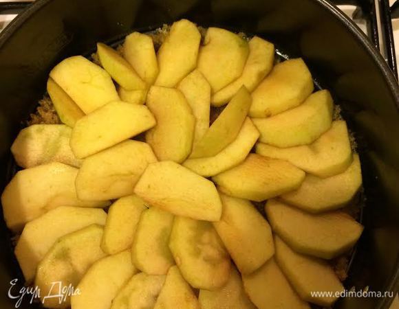 Яблоки очистить и нарезать, выложить поверх сахарной массы.