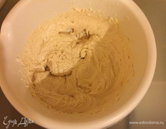 Теперь начать  поочередно добавлять муку и молоко, каждый раз хорошо взбивая.