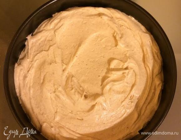 Яблоки покрыть тестом и разровнять.