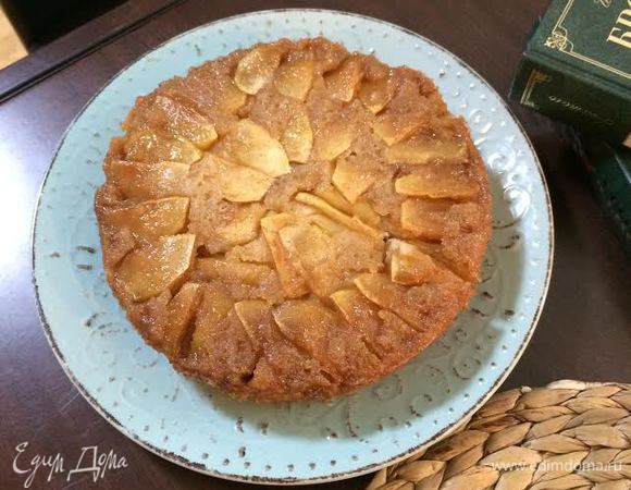 Готовый пирог слегка остудить в форме 15 — 20 минут. Затем аккуратно перенести на блюдо.