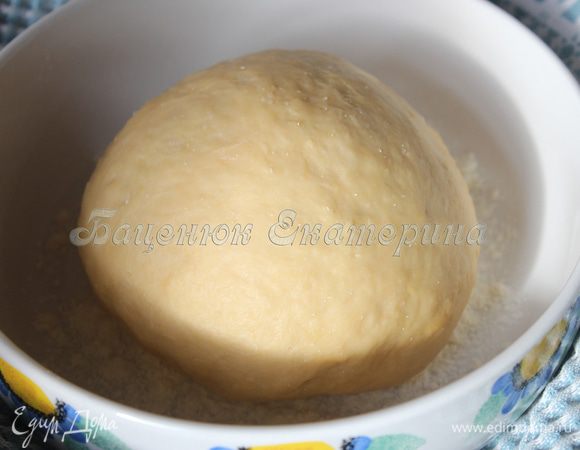 Первым делом замесите тесто. Смешайте просеянную муку с солью и дрожжами. Введите в сухую смесь яйца. Затем, наблюдая за консистенцией теста, вмешиваем небольшое количество холодной воды. Тесто не должно стать липким. Должны начинать образовываться слипшиеся части, но еще рассыпаться. Введите ароматное кунжутное масло Biolio. Оно придаст неповторимую изюминку и мягкость тесту, что подчеркнет восточные нотки вашего блюда. Тесто должно слегка липнуть к рукам. Хорошо вымесить тесто на доске, пока тесто не перестанет липнуть. Не добавляя муки! Иначе тесто получится излишне упругим, а готовое блюдо — жестким. Накрываем тесто слегка влажным полотенцем и оставляем отдыхать.