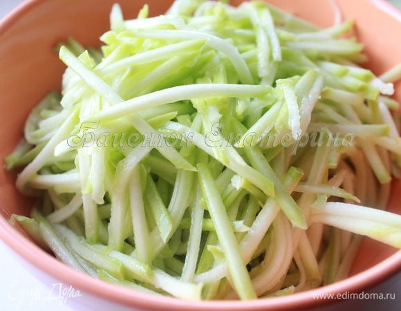 Натираем на терке молодой кабачок. Подсолим и оставляем для выделения влаги.
Затем хорошо отжимаем и слегка обжариваем на любом подходящем растительном масле.
