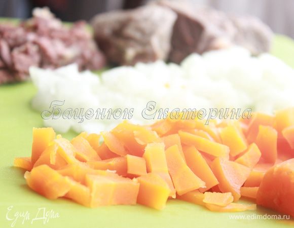 Мелко порубим отварное мясо, отварную морковь и лук.
Лук можно обжарить, а можно оставить сырым, как в моем случае. Я стараюсь в данном рецепте использовать меньше обжаренных продуктов, так как его будут «уплетать» мои дети. 
В начинку добавляем уже остывший обжаренный кабачок.