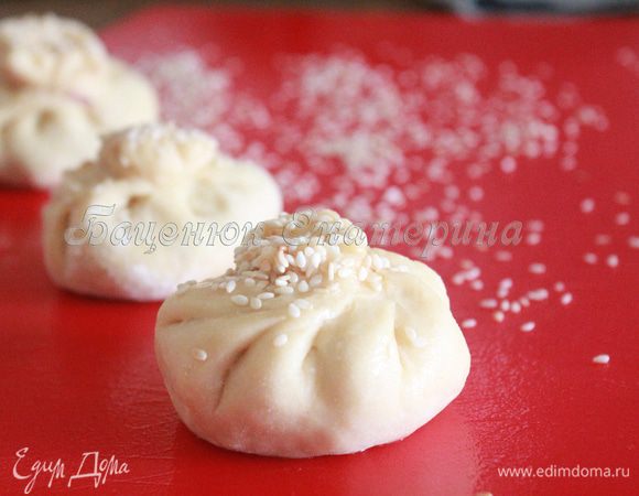 Формируем наши мешочки. Вообще форма может быть любой! Мои больше напоминают, как мне кажется, бурятские буузы (позы).
«Обмакните» мешочек в кунжут. Сформированные мешочки отварите на пару. Если вы приготовили их заранее, и они успели остыть до подачи на стол, обжарьте их на сливочном масле, накрыв сковороду крышкой. Это позволит прогреть начинку и тесто, а донышко покроется аппетитной корочкой.