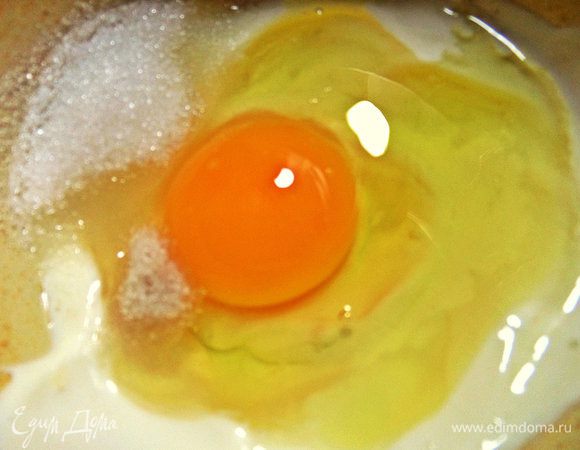 Сметану развести водой, смешать с яйцом, сахаром и ванилью.