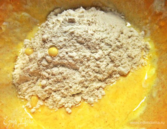 Всыпать муку с разрыхлителем.