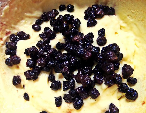 Всыпать ягоды. Я делала еще до урожая черники из сушеной ягоды, но вкуснее и сочнее будет со свежей.