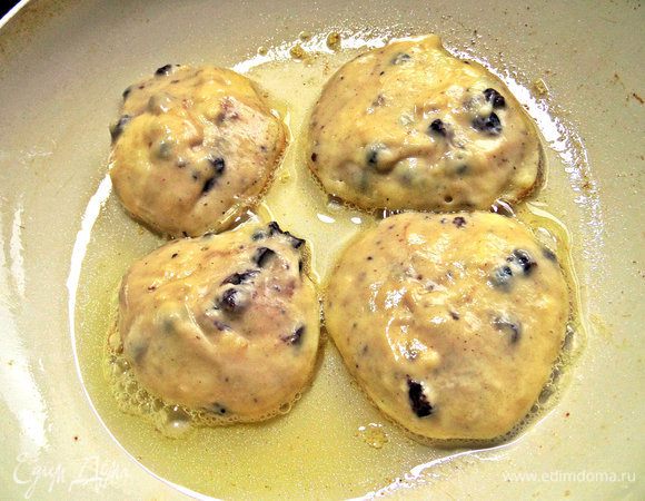 Жарить партиями на разогретой с маслом сковороде.