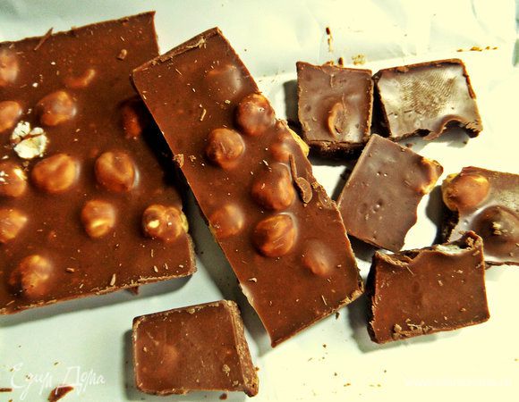 Для шоколадного соуса поломать шоколад на кусочки (у меня с фундуком).