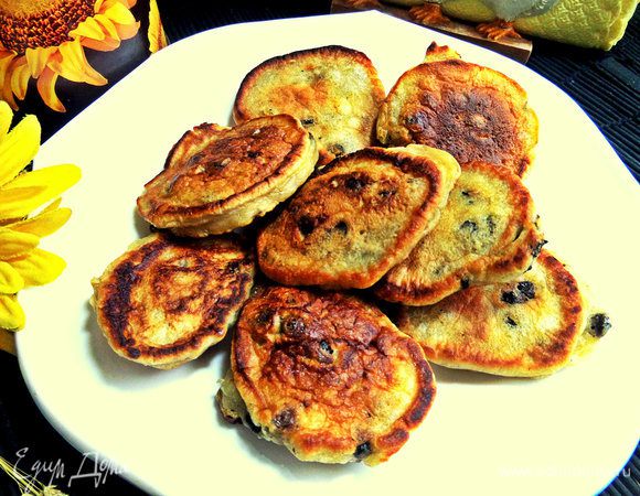 Готовые оладьи переносим на тарелку.