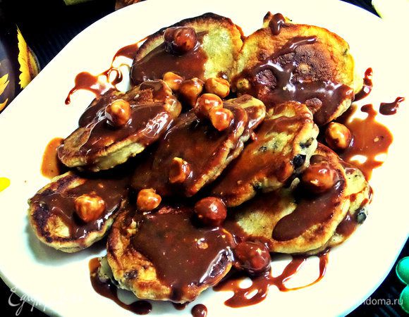 Поливаем горячим соусом.